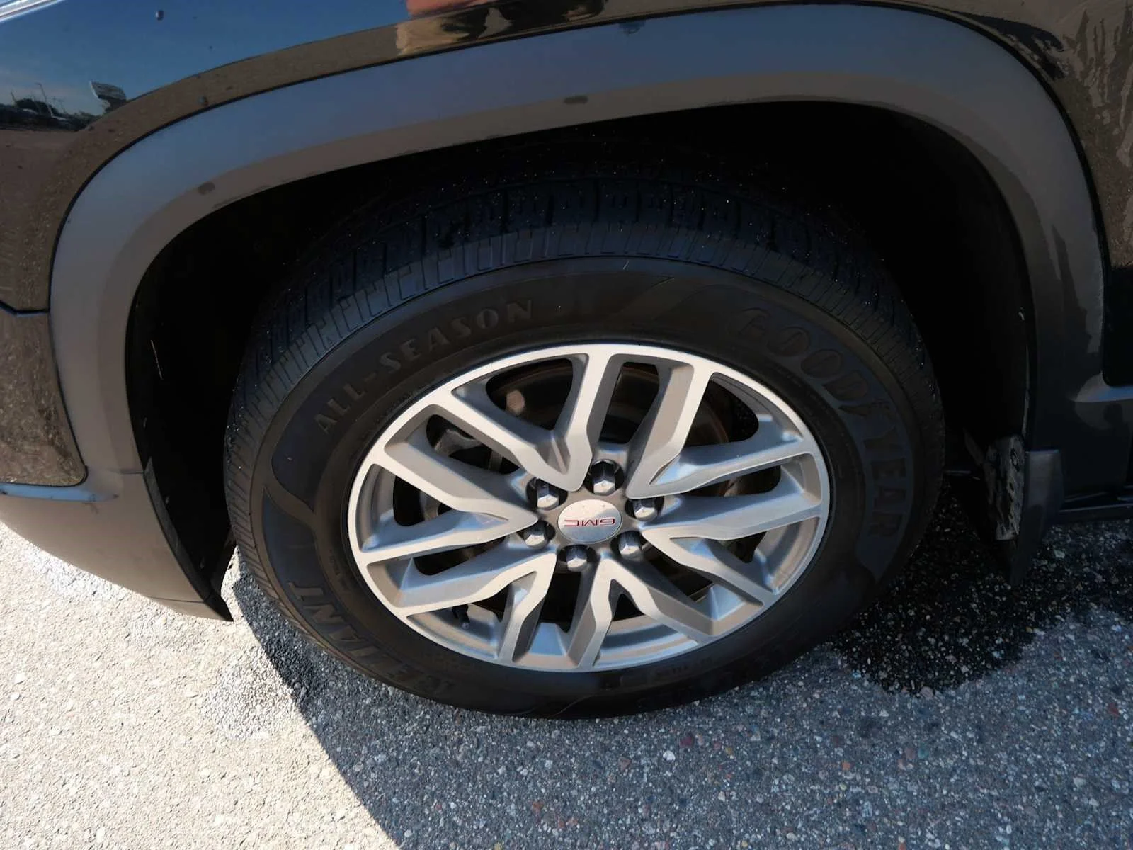 Used 2018 Ebony Twilight Metallic GMC SLE image 16