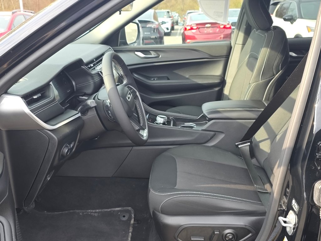 Used 2025 Diamond Black Crystal Pearl Coat Jeep Laredo X image 34