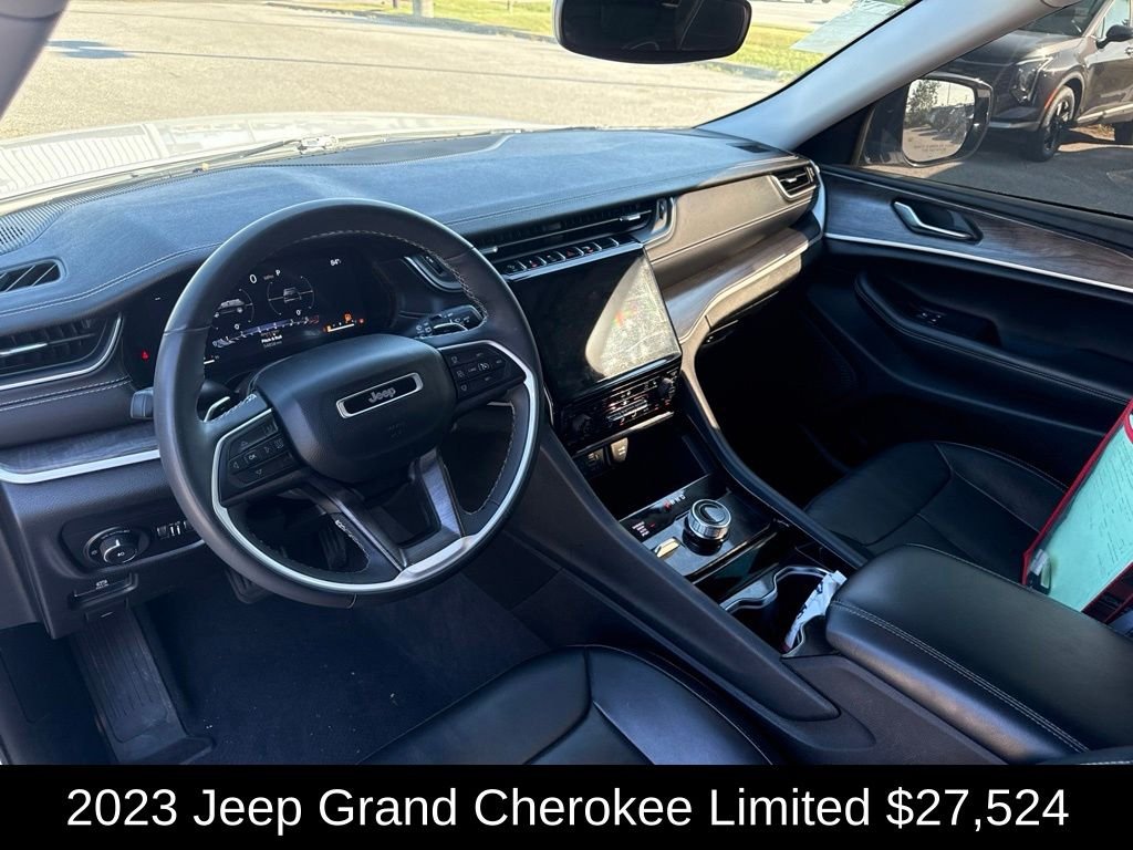 Used 2023  Jeep Limited image 10