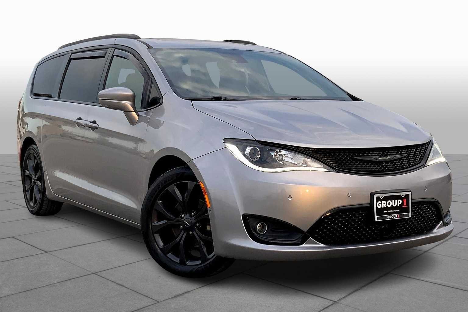 Used 2019 Billet Silver Metallic Clearcoat Chrysler Limited image 3