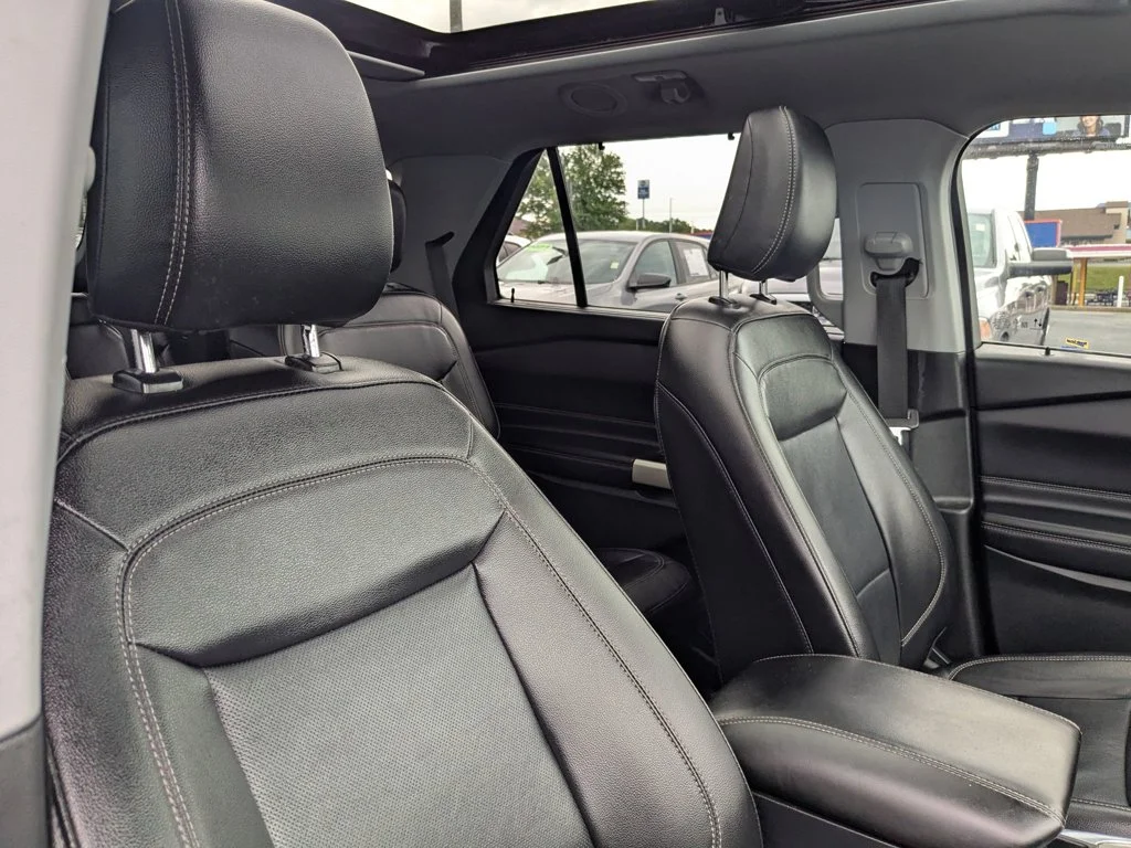 Used 2021  Ford Limited image 30