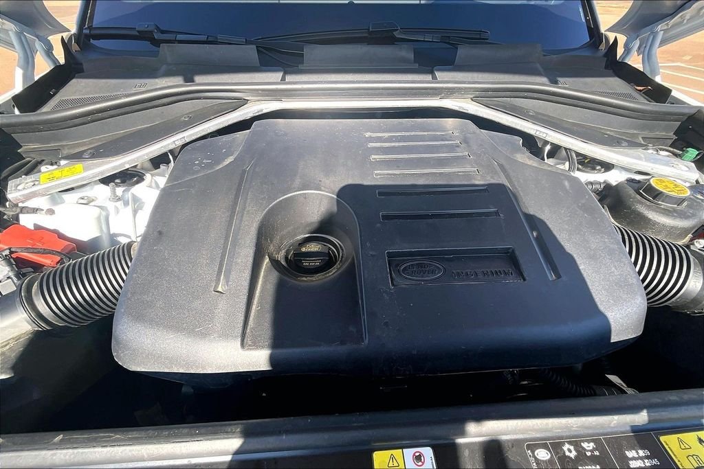 Used 2023 White Land Rover SE Dynamic image 9