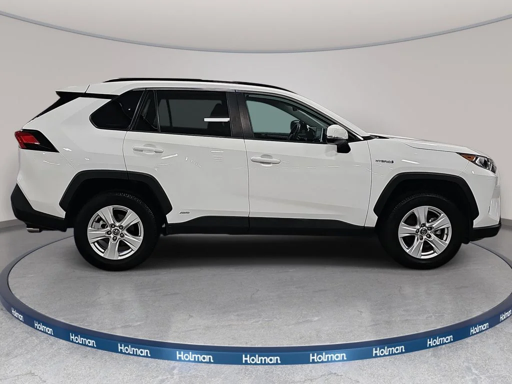 Used 2019 White Toyota XLE image 5