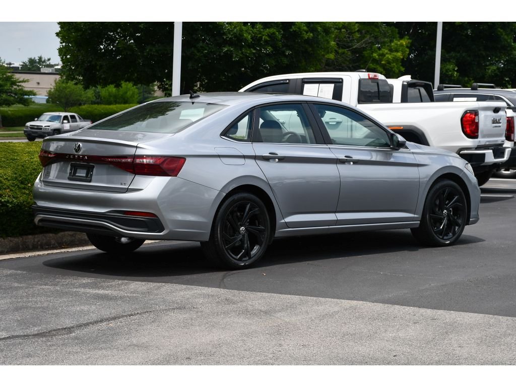 Used 2025 Pyrite Silver Metallic Volkswagen SE image 4