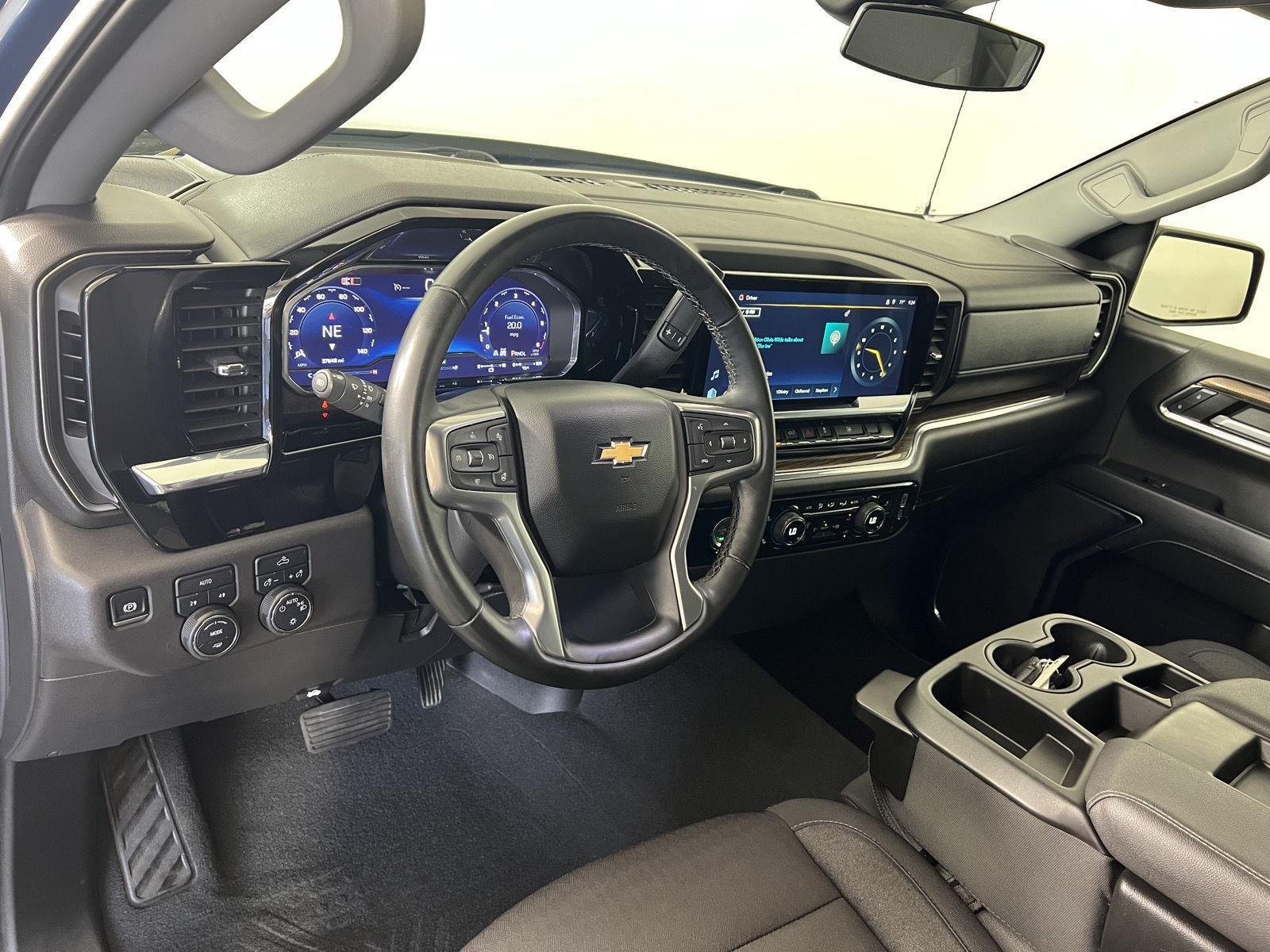 Used 2024 Lakeshore Blue Metallic Chevrolet LT image 4