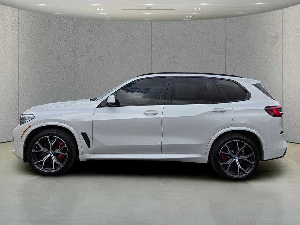 Used 2022 White BMW sDrive40i image 2