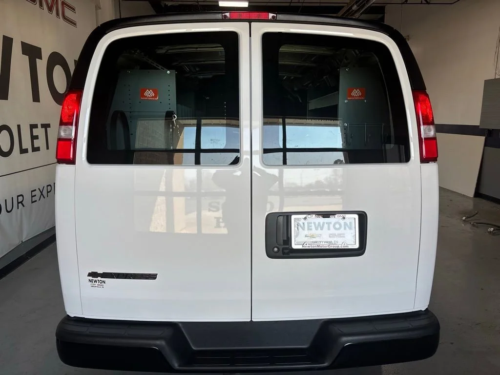 New 2025 Summit White Chevrolet WT image 10