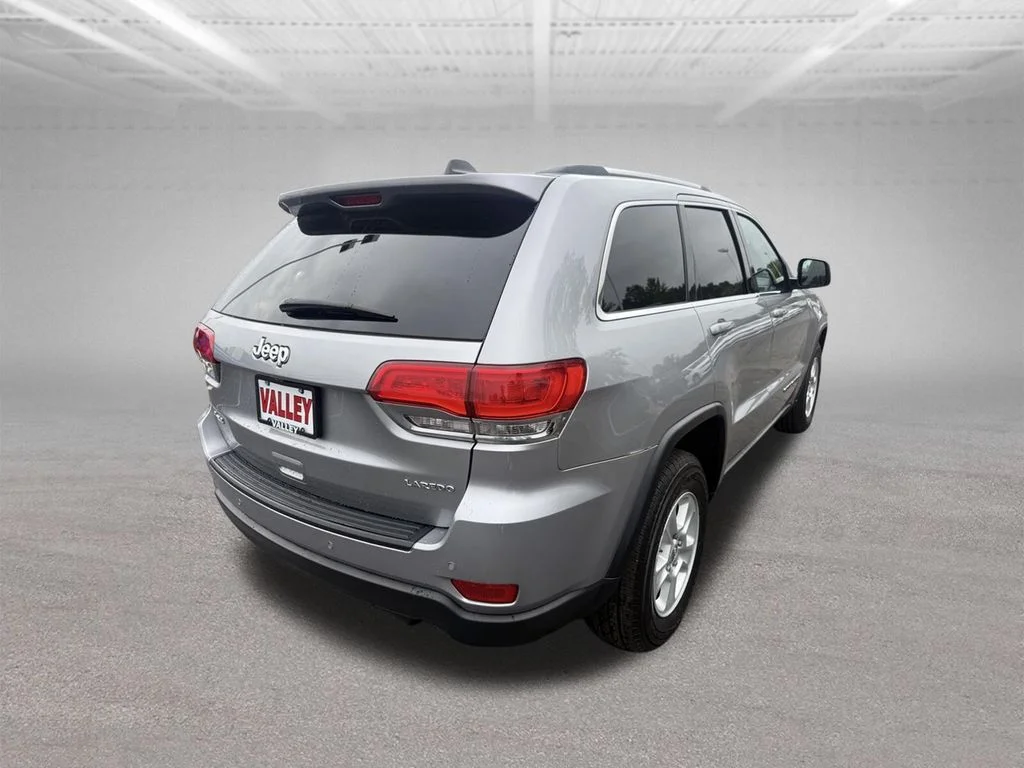 Used 2017 Billet Silver Metallic Clearcoat Jeep Laredo image 3