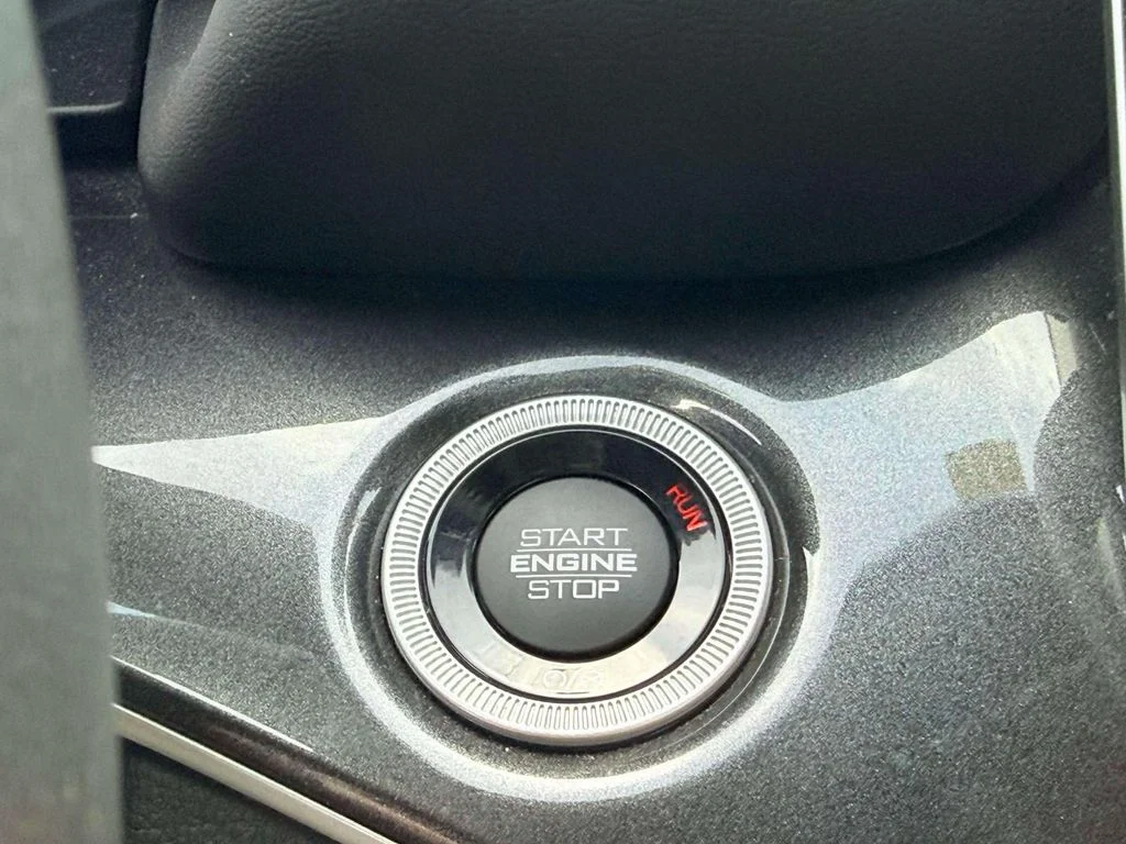 Used 2023 White/off-white Jeep Laredo image 22