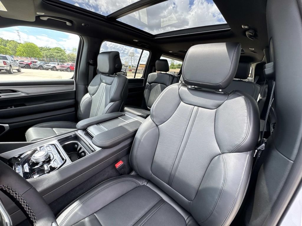 New 2026 Bright White Clear-Coat Exterior Paint Jeep Upland image 51
