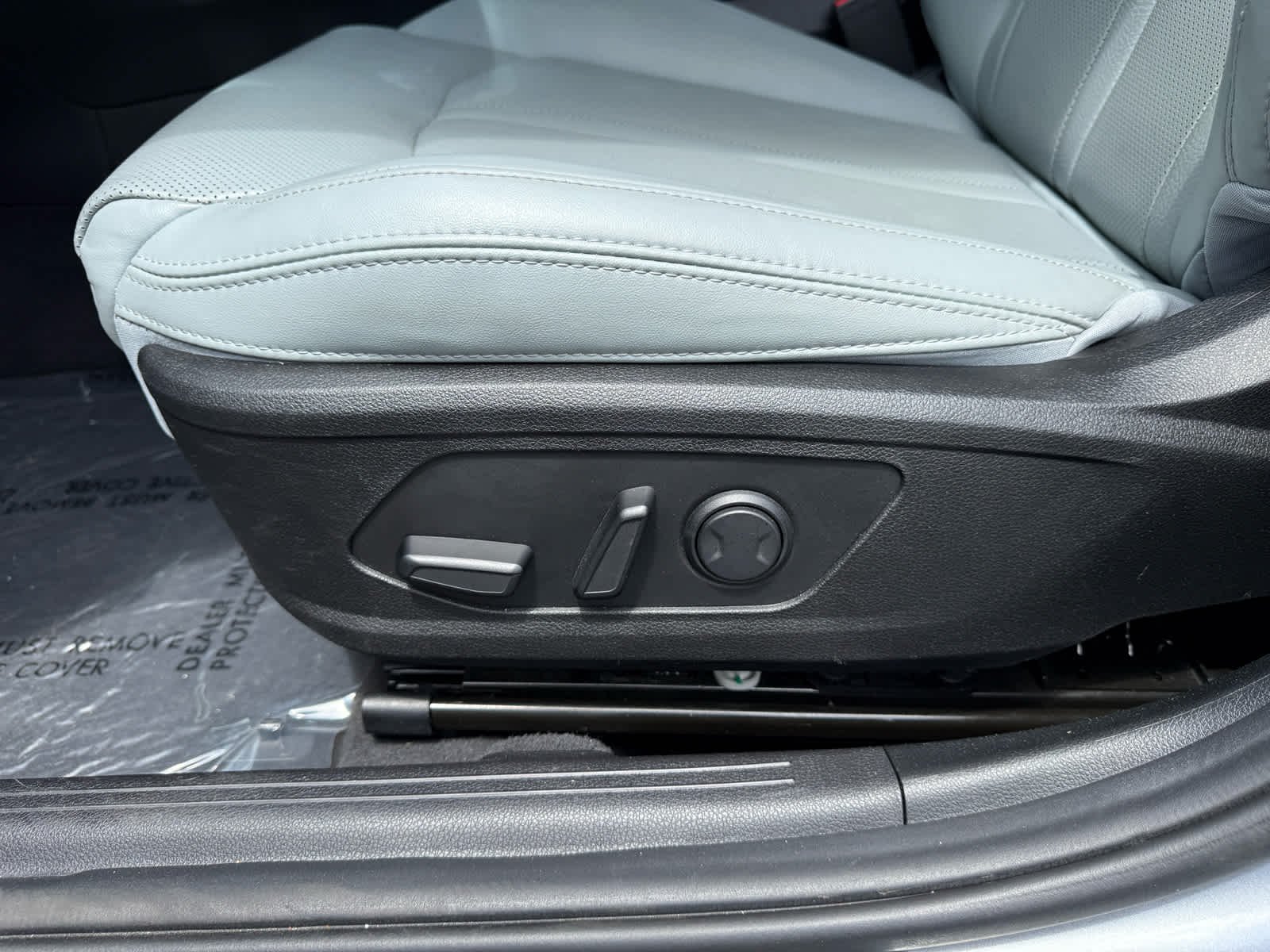 Used 2023 Everlasting Silver Kia EX image 13