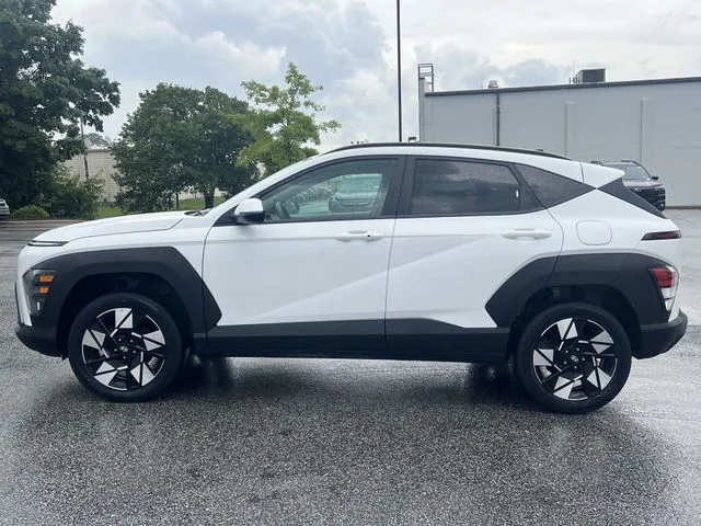 Used 2025 White Hyundai SEL image 10