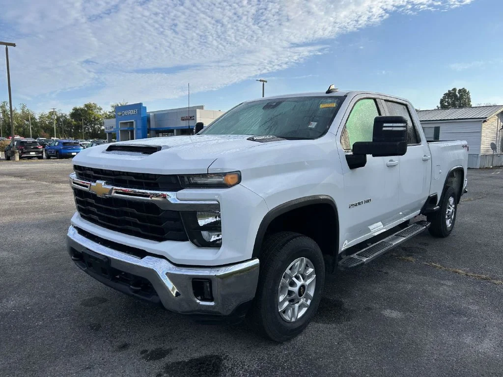 Used 2025 Summit White Chevrolet LT image 6