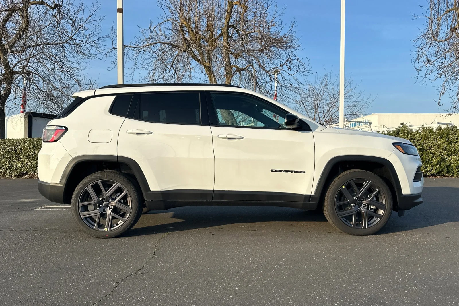 New 2026 Bright White Clear-Coat Exterior Paint Jeep Latitude Altitude image 3