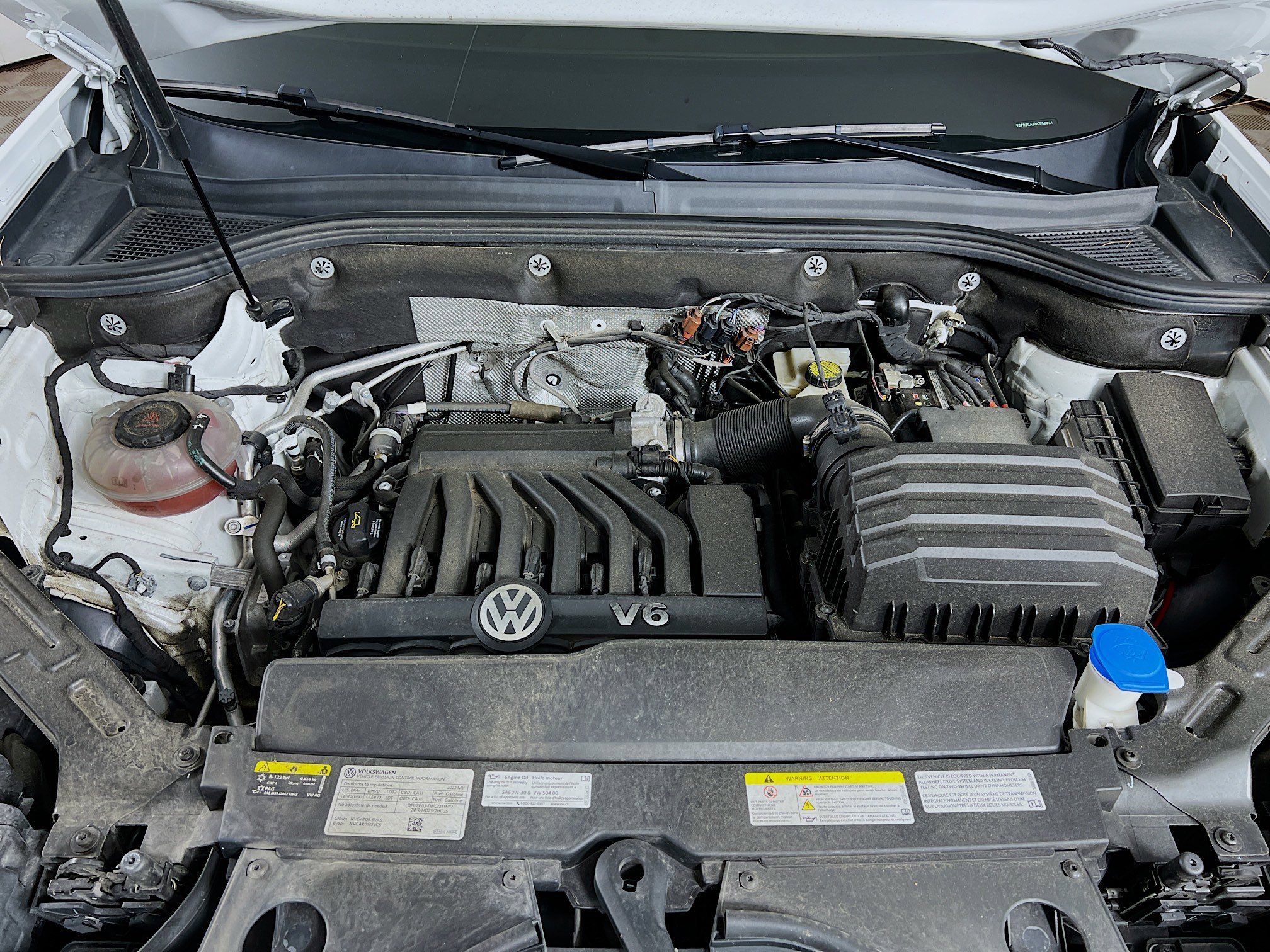 Used 2022 White Volkswagen 3.6L V6 SEL PRE image 30