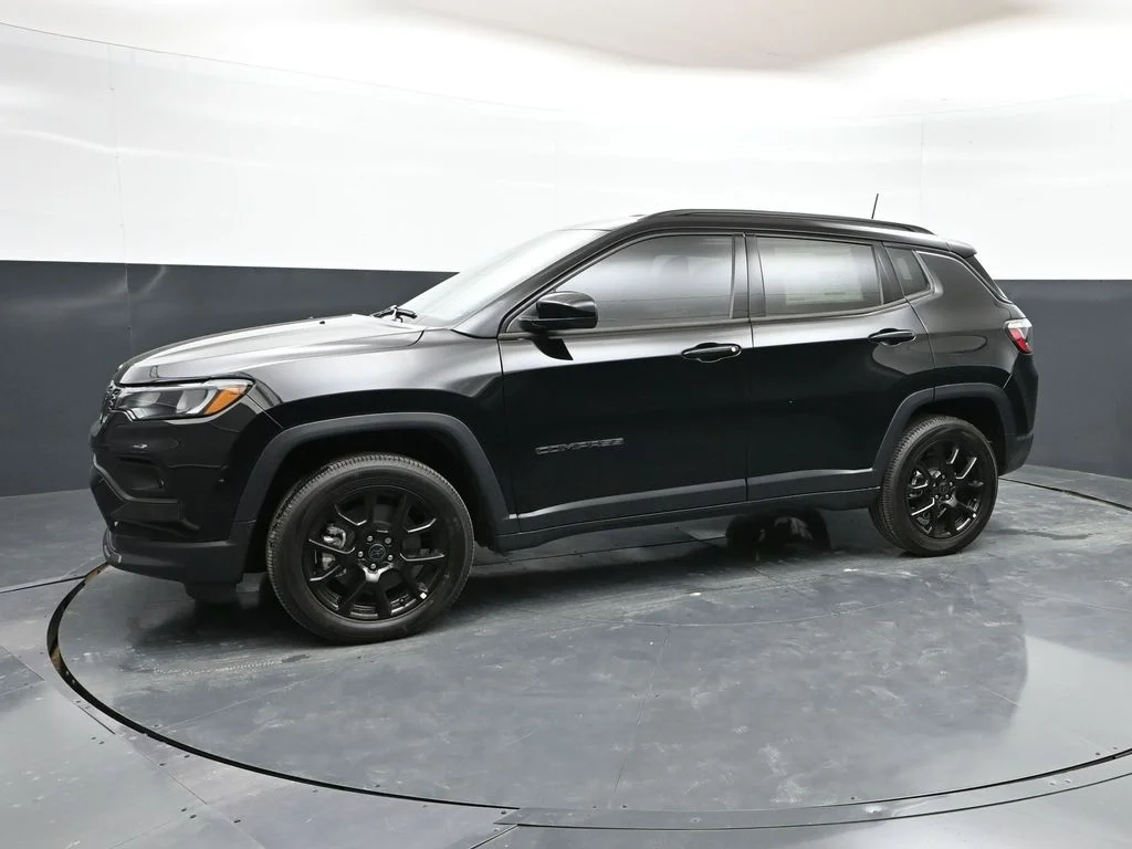 New 2026 Diamond Black Crystal Pearl-Coat Exterior Paint Jeep Latitude image 7