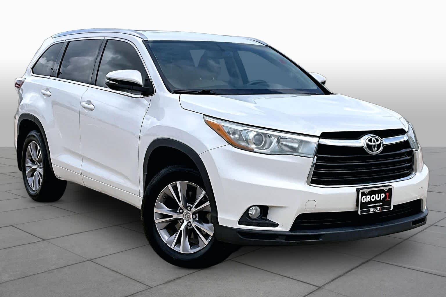 Used 2015 Blizzard Pearl Toyota XLE image 3