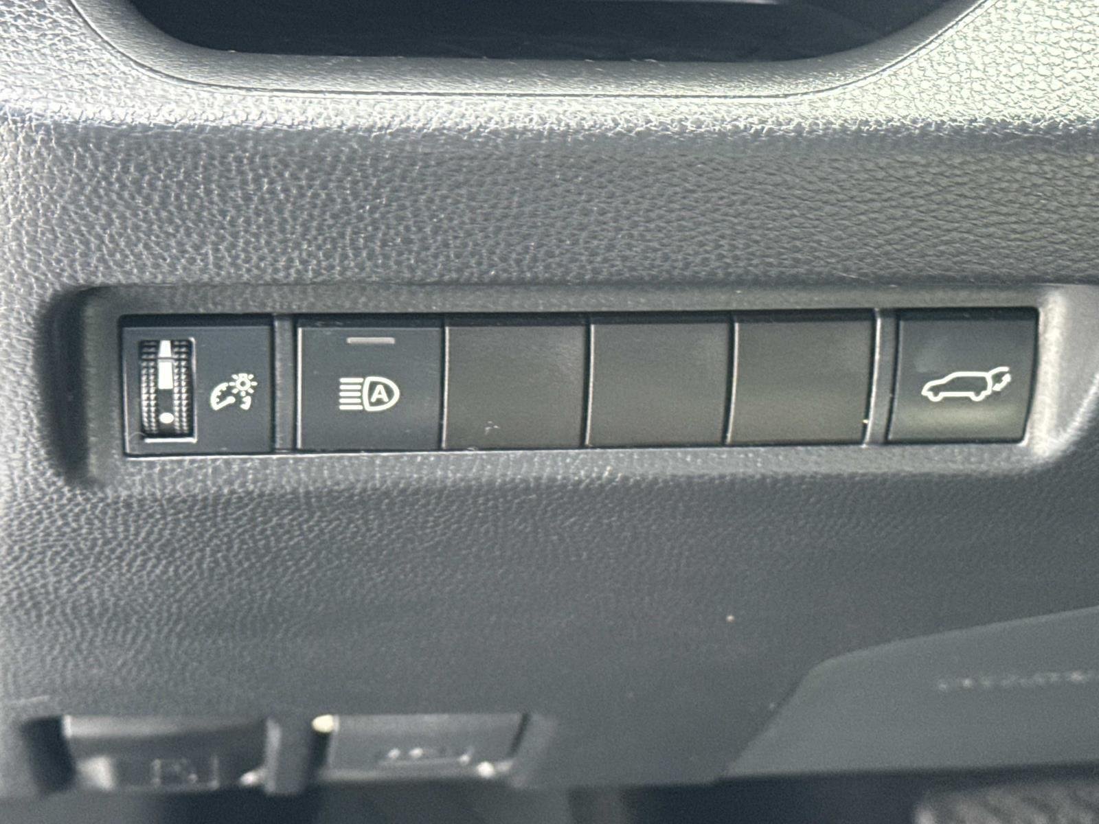 Used 2021 Silver Sky Metallic Toyota XLE Premium image 21