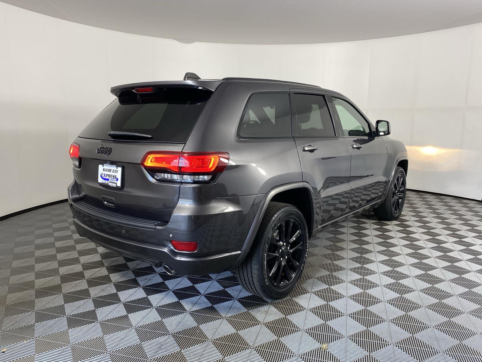 Used 2020 Granite Crystal Metallic Clearcoat Jeep Altitude image 9