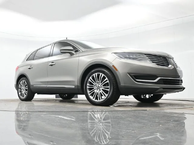 Used 2016 Luxe Metallic Lincoln Reserve image 26