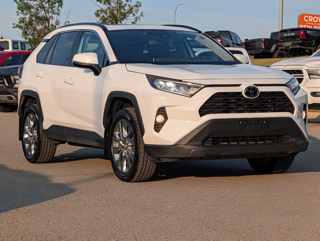 Certified Used 2019  Toyota XLE - - AWD - Leather - Sunroof - Power Liftgate - CarPlay - Safety Sense 2.0 & More! image 2