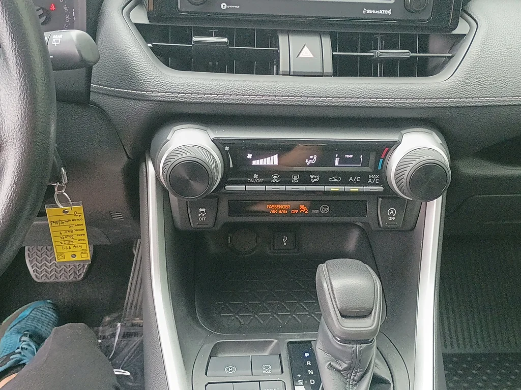 Used 2022 White Toyota LE image 22