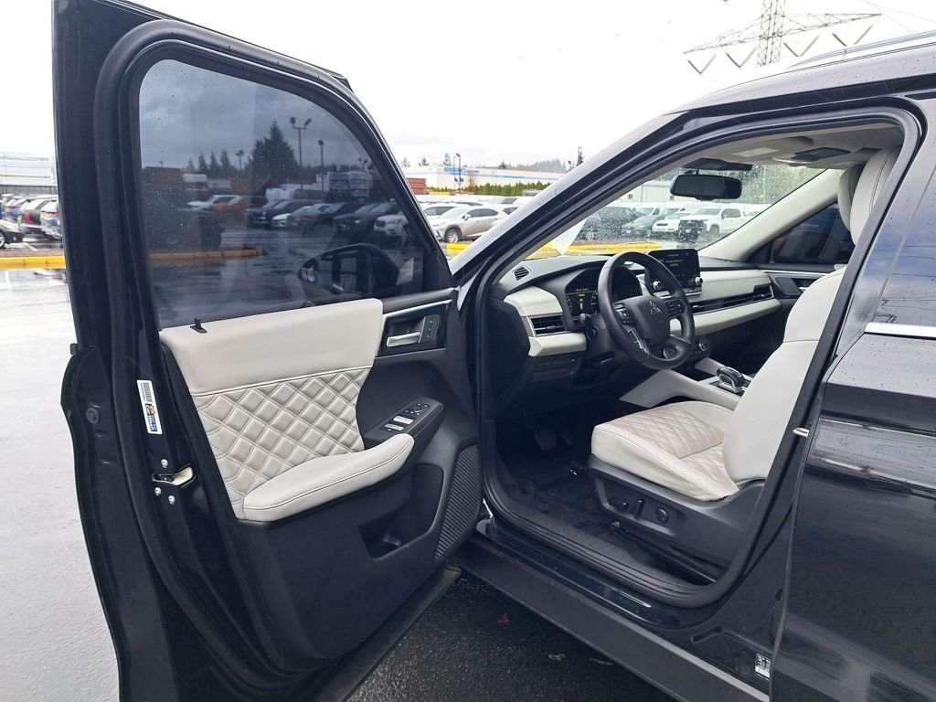 Used 2023 Black Mitsubishi SEL 40th Anniversary image 9