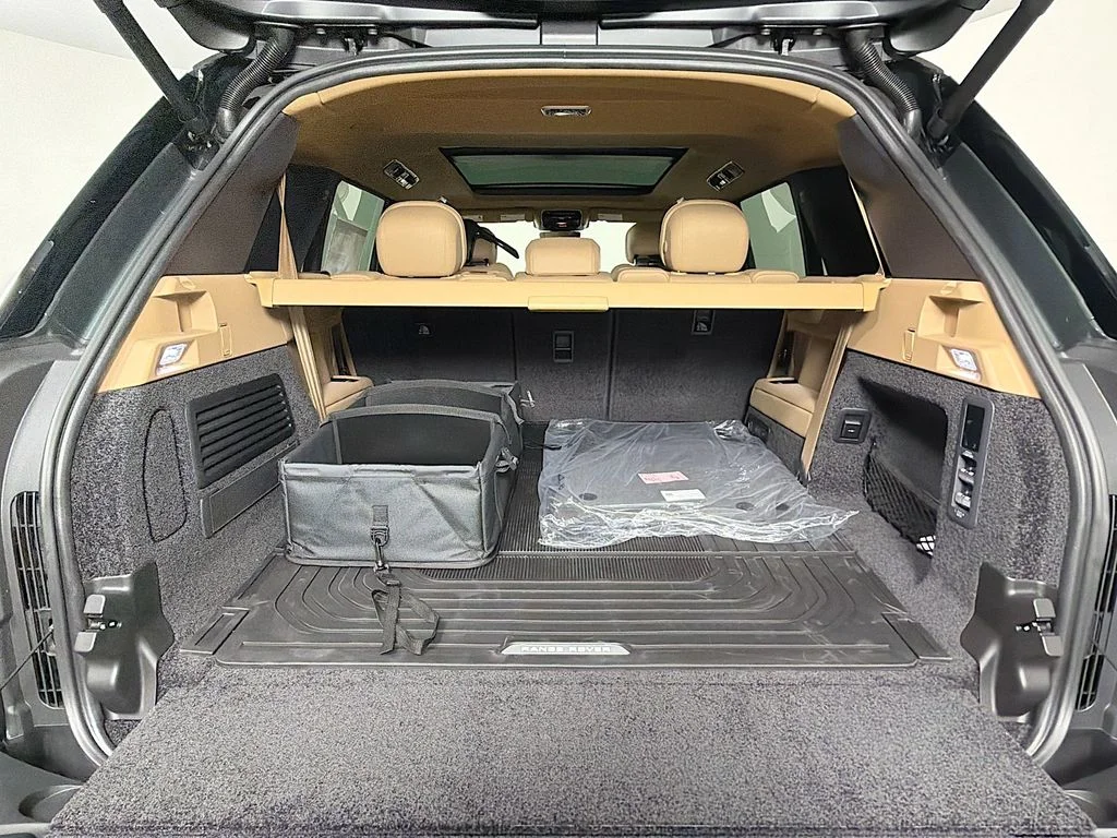 New 2026 Belgravia Green Land Rover SE LWB 7-Seats / V8 image 28