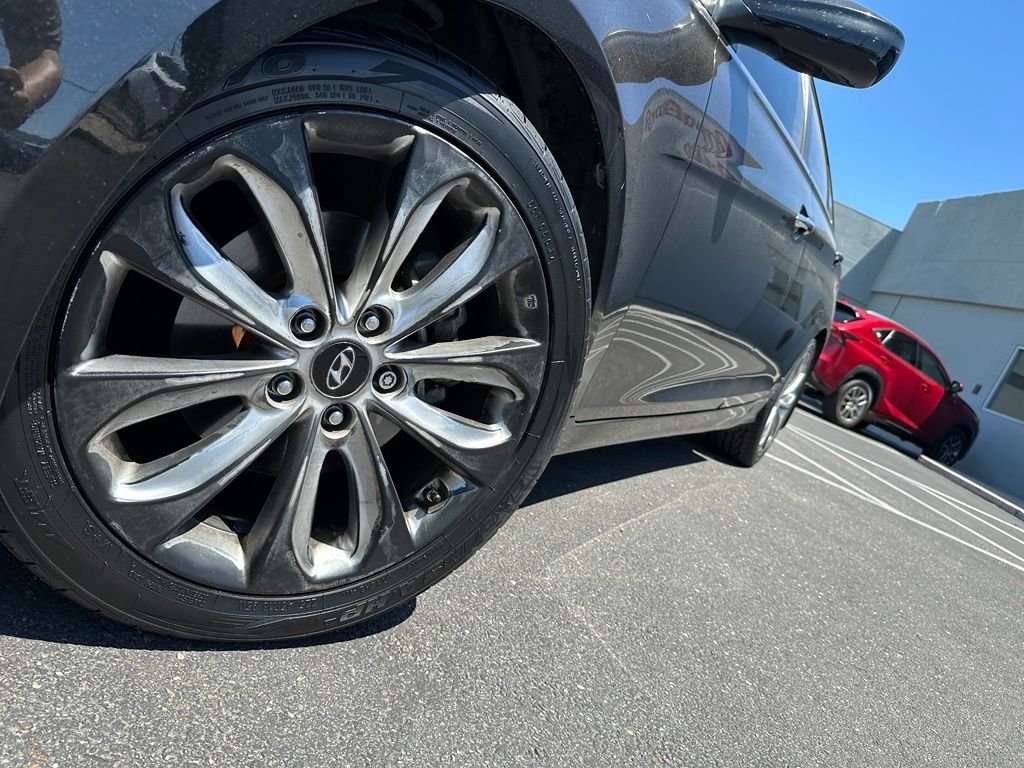 Used 2012 Black Hyundai SE image 2