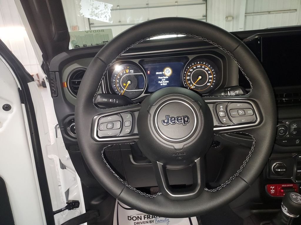 New 2026 Bright White Clear-Coat Exterior Paint Jeep Mojave X image 20