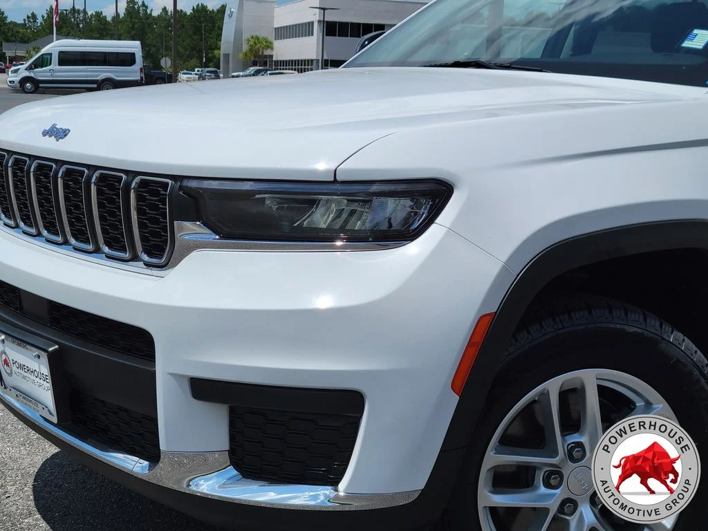 Used 2023 White Jeep Laredo image 10