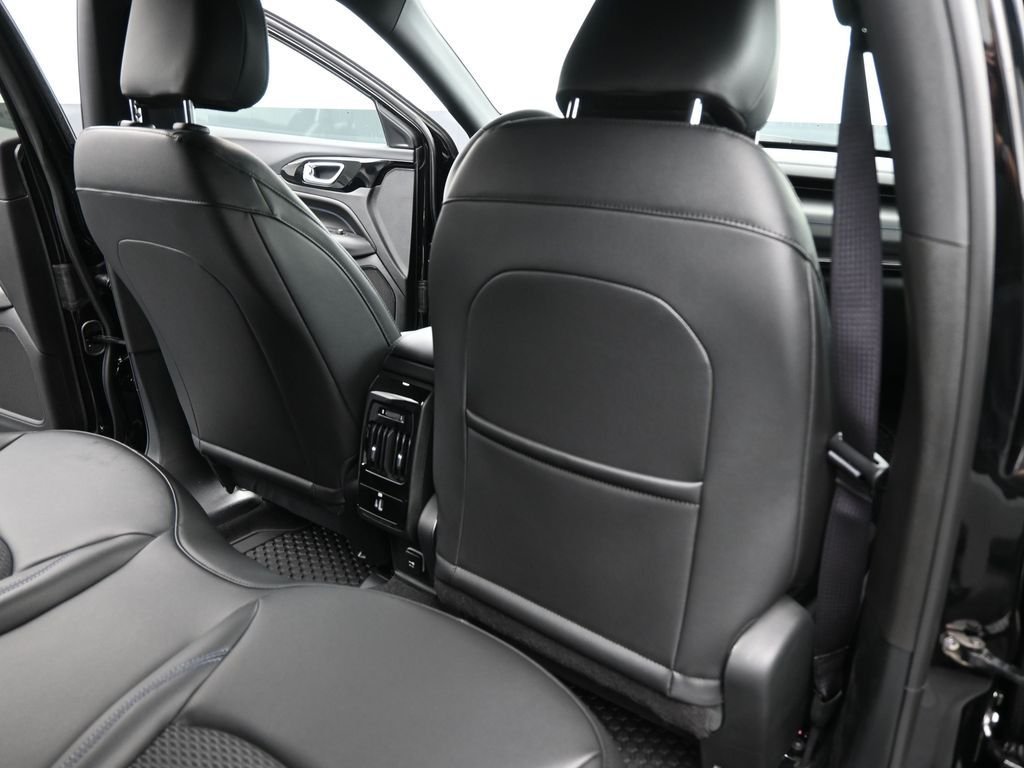 New 2026 Diamond Black Crystal Pearl-Coat Exterior Paint Jeep Latitude image 14