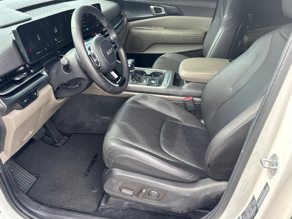 Used 2025 White Kia LXS image 9