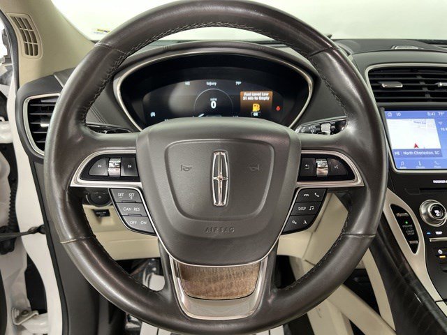Used 2019 White Platinum Clearcoat Metallic Lincoln Select image 16
