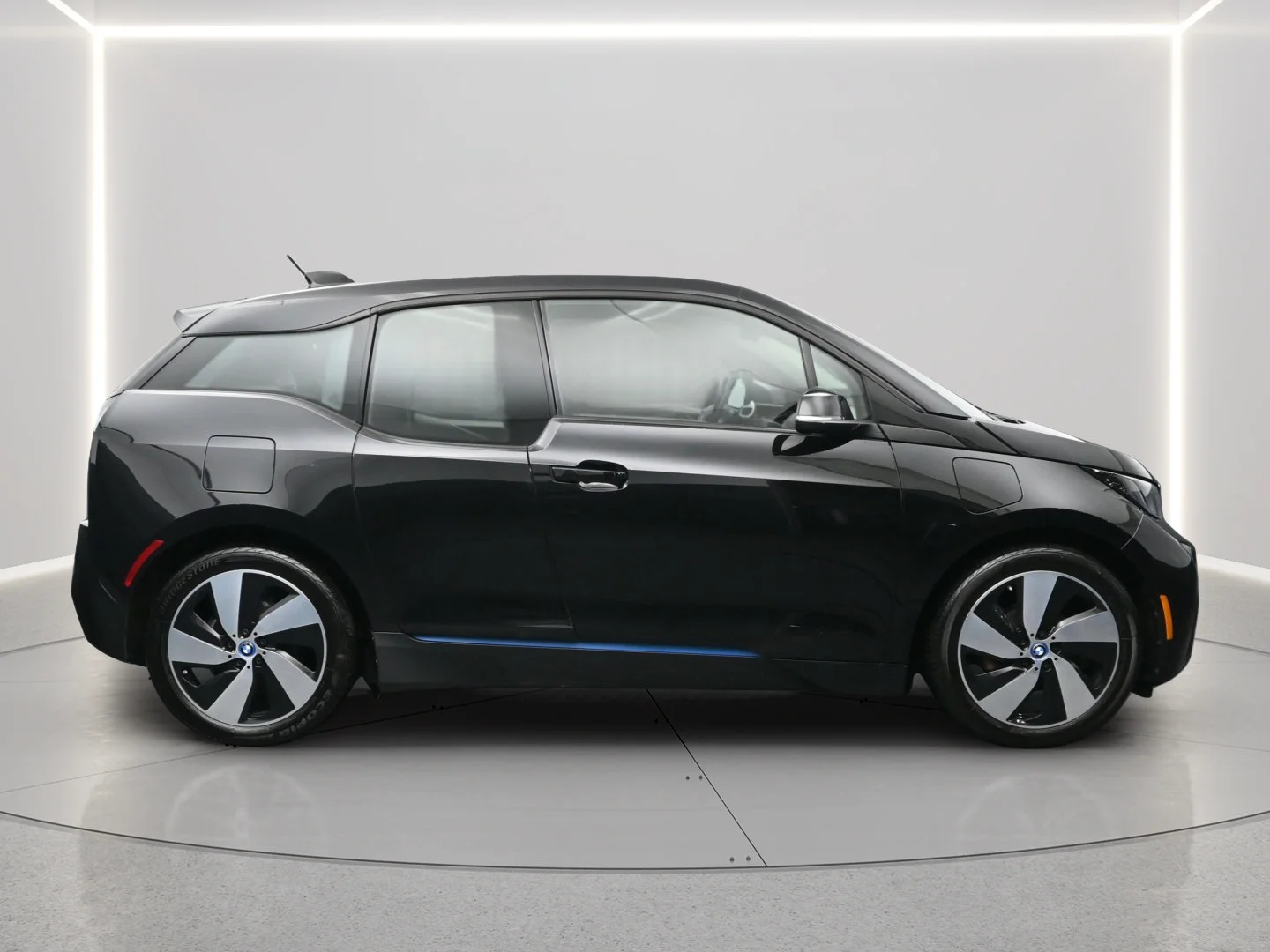 Used 2016 Fluid Black w/Highlight BMW i Blue BMW  image 11