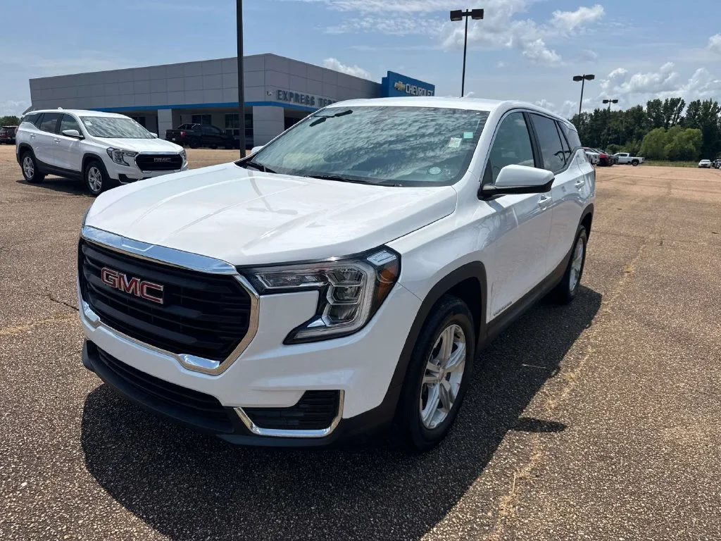 Used 2024 White GMC SLE image 3