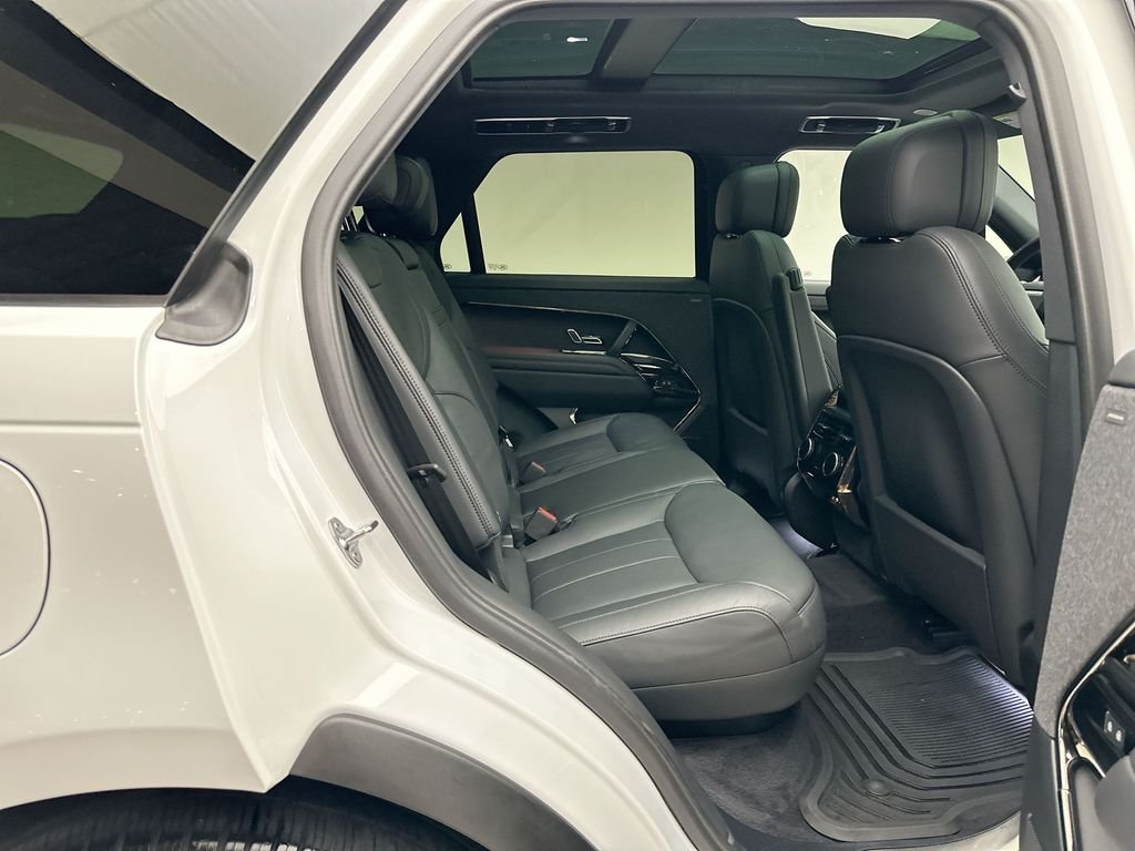 Used 2024 Fuji White Land Rover SE image 19