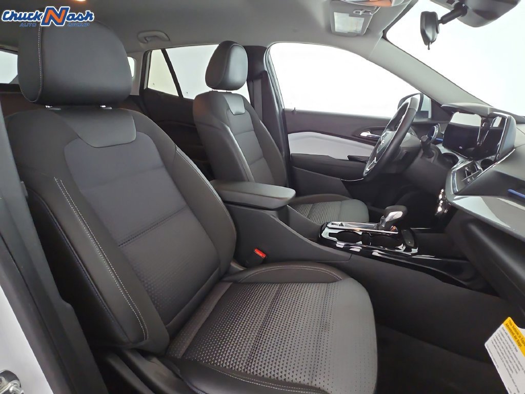 2025 Chevrolet Trax LT - Photo 31