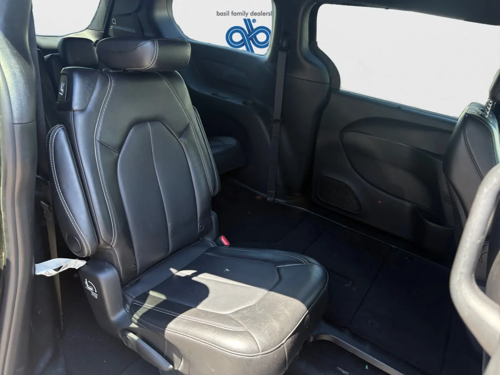 Used 2025 Diamond Black Crystal Pearlcoat Chrysler Select image 20