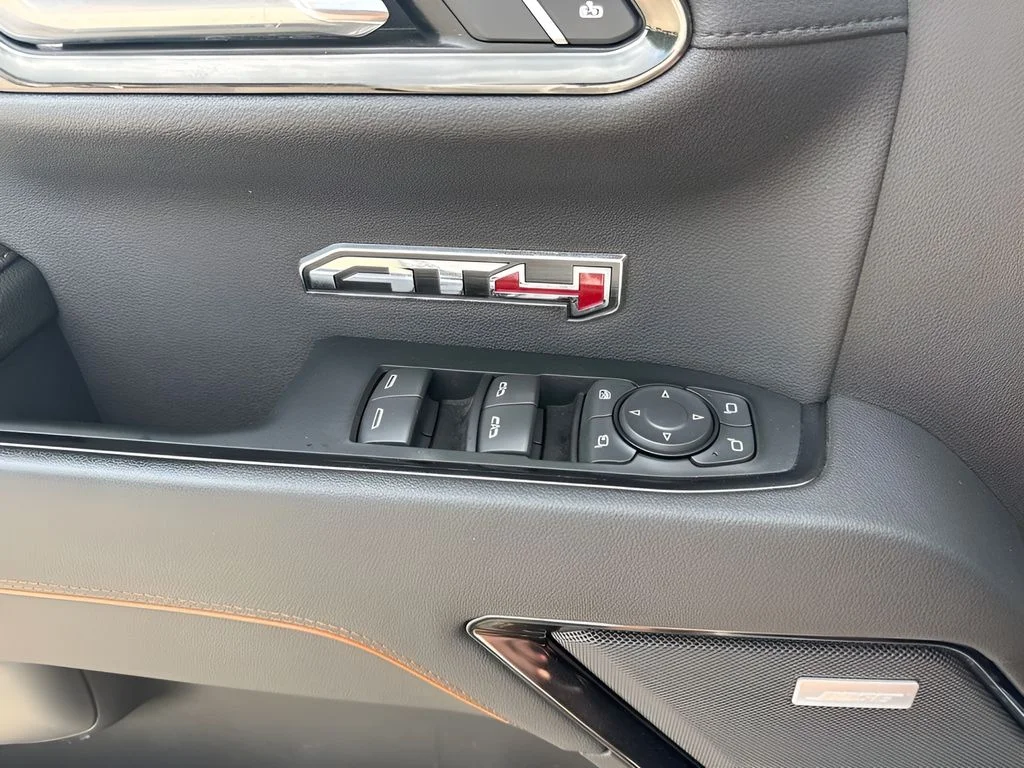Used 2022 White GMC AT4 image 31