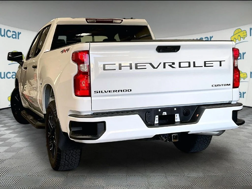 Used 2023 White Chevrolet Custom image 4
