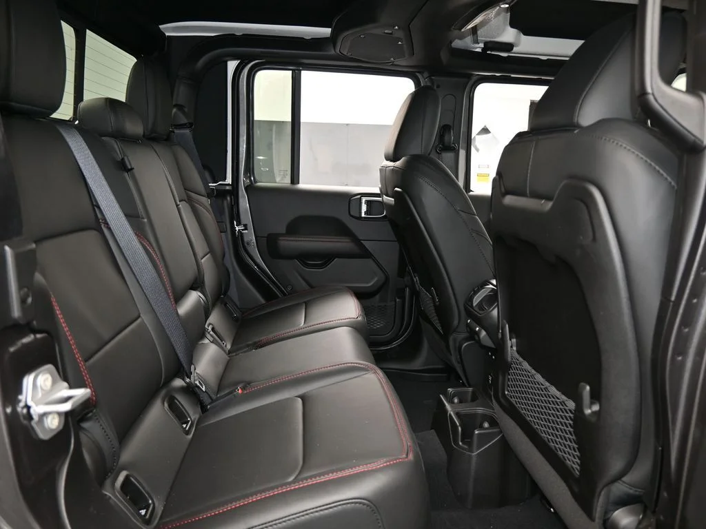 New 2026 Granite Crystal Metallic Clear-Coat Exterior Paint Jeep Rubicon X image 38
