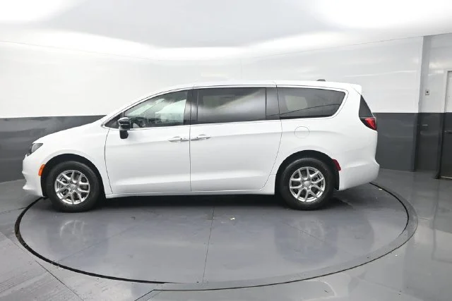 New 2027 Bright White Clear-Coat Paint Chrysler LX image 5
