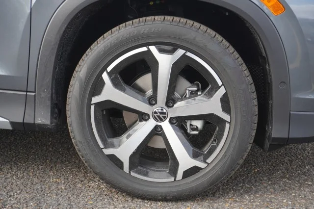 New 2026 Platinum Gray Metallic Volkswagen SE image 5