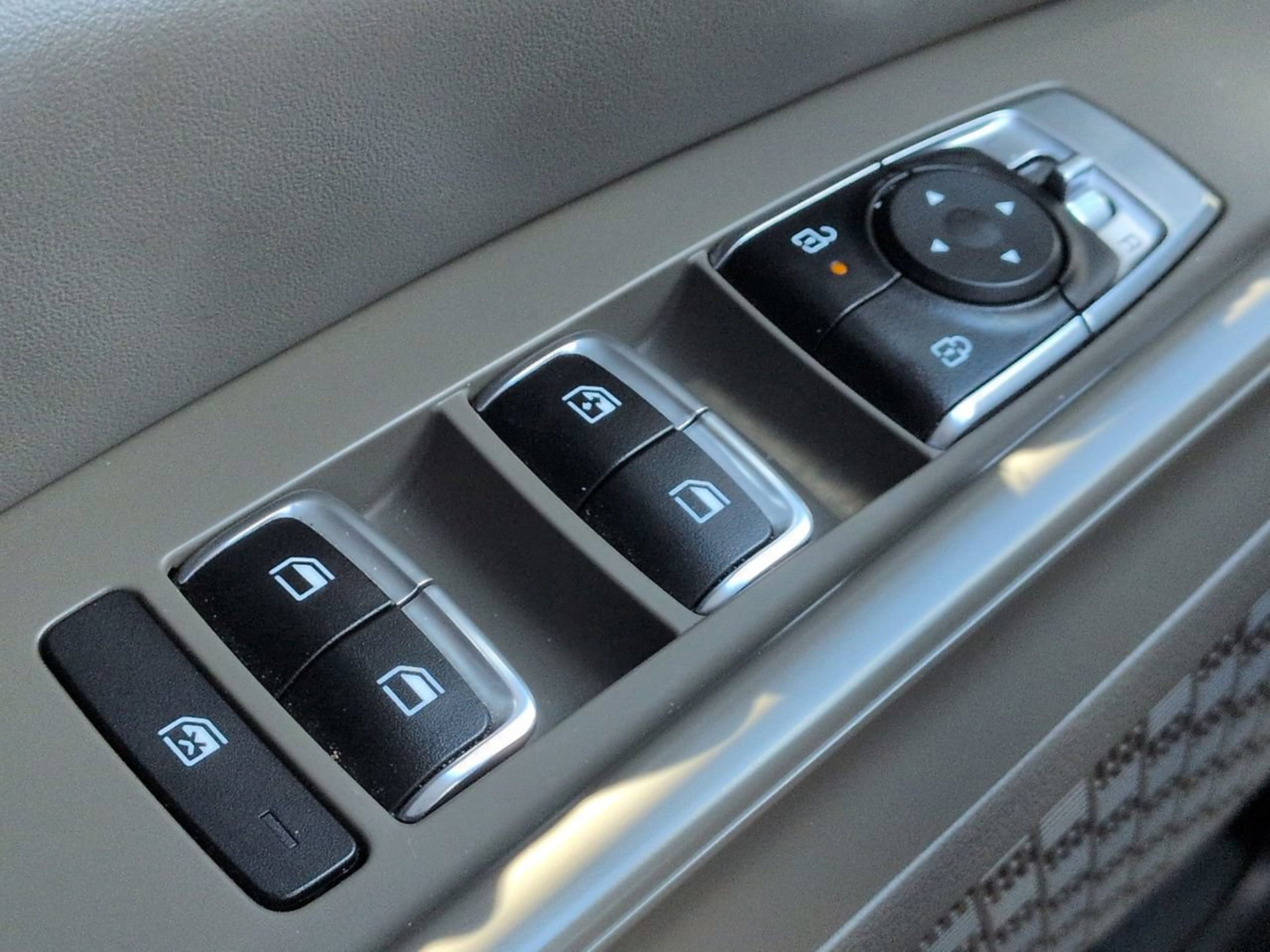 Certified Used 2025 Snow White Pearl Kia LXS image 23