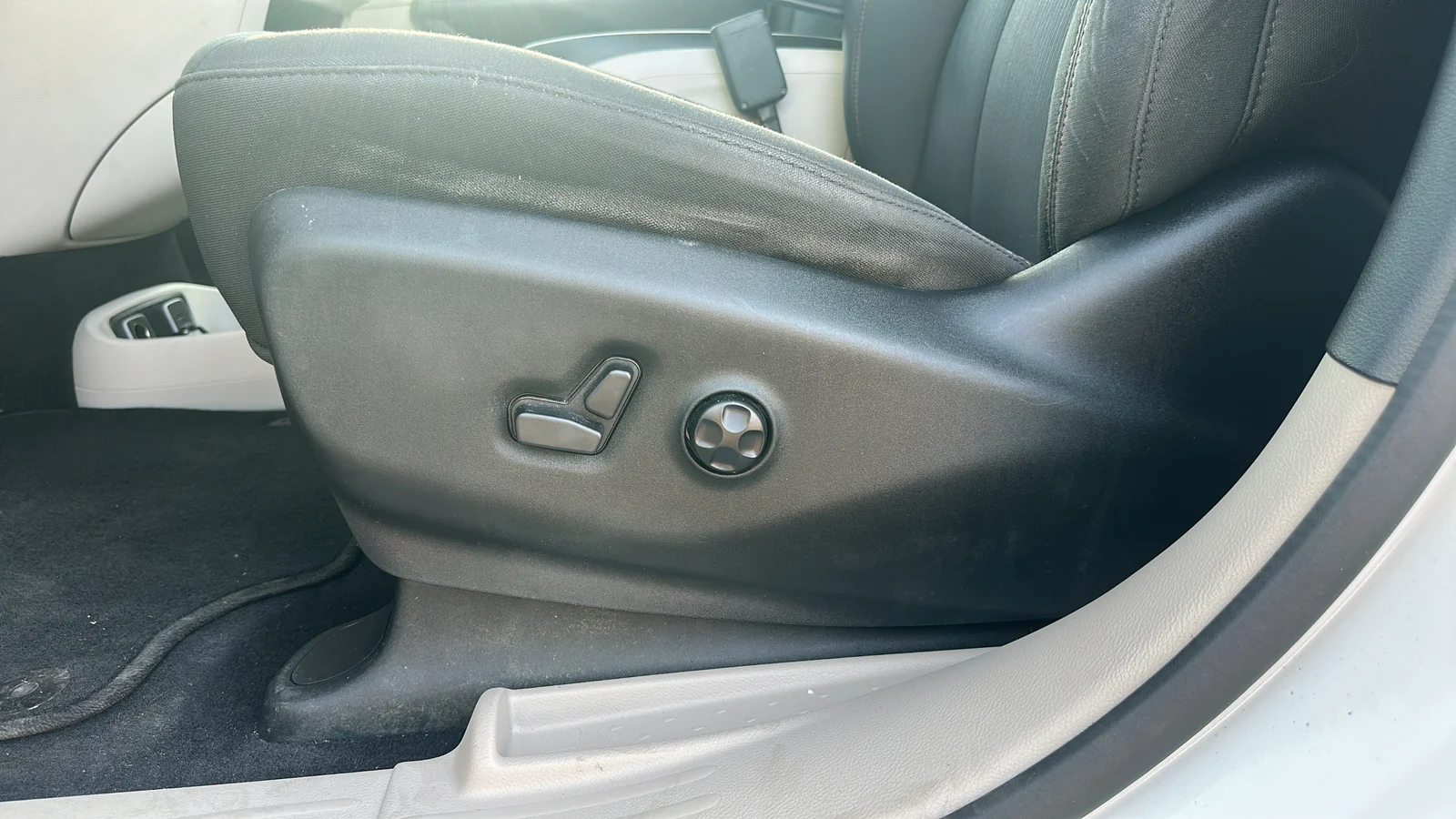 Used 2018 White Chrysler Touring Plus image 10