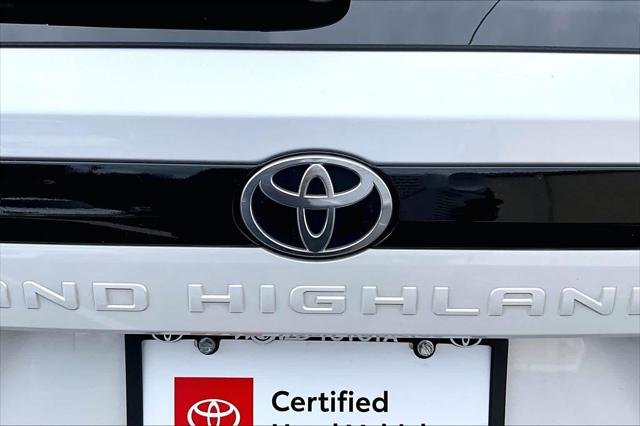 Certified Used 2025 WIND CHILL PEARL Toyota  image 31