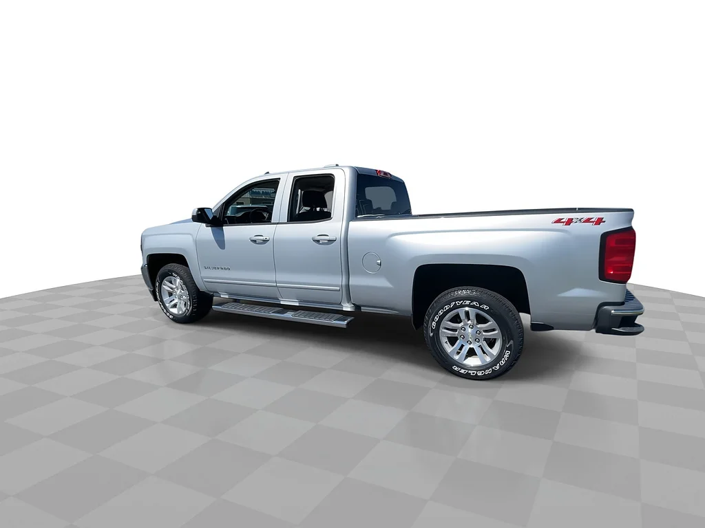 Used 2018 Silver Ice Metallic Chevrolet LT image 7