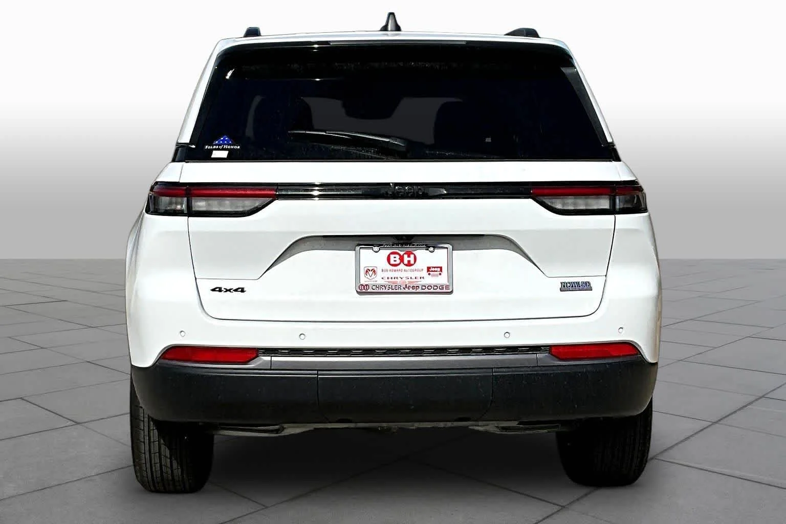 New 2026 Bright White Clear-Coat Exterior Paint Jeep Laredo Altitude image 5