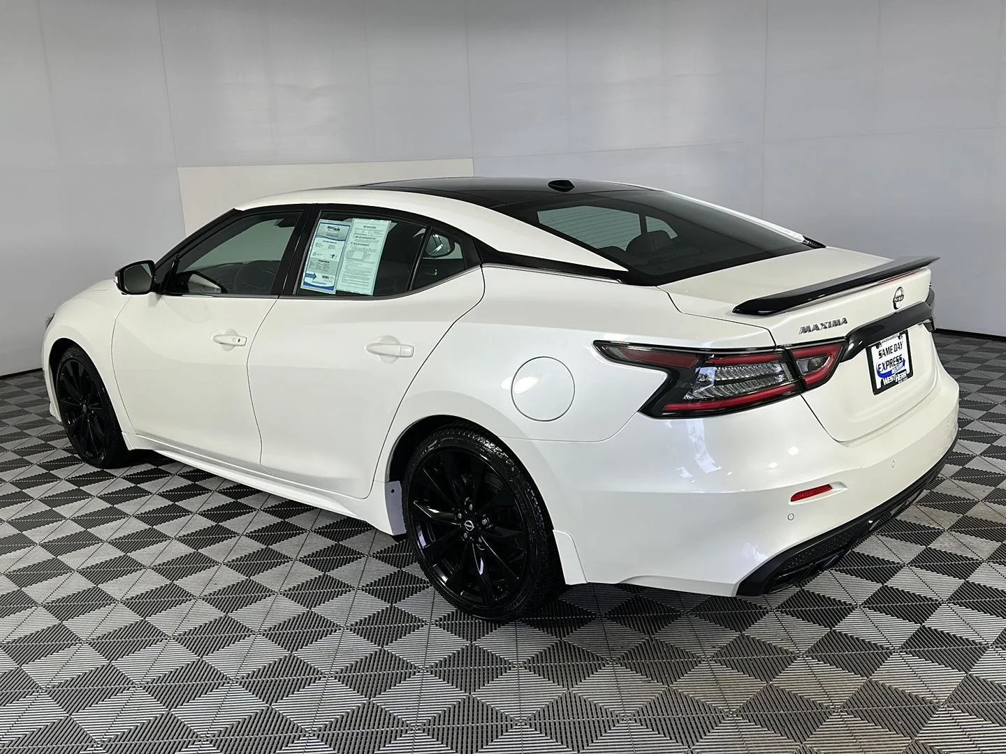 Used 2023 Pearl White Tricoat Nissan SR image 26